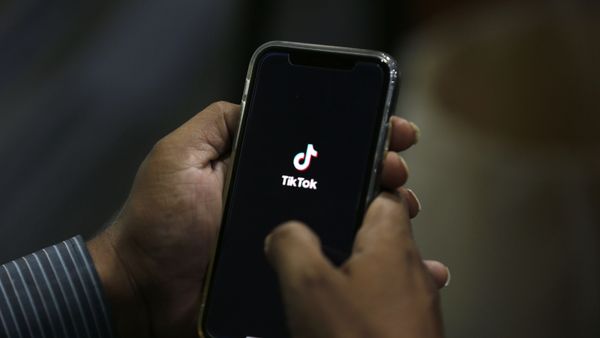 Логотип социальной сети TikTok на экране смартфона - Sputnik Азербайджан