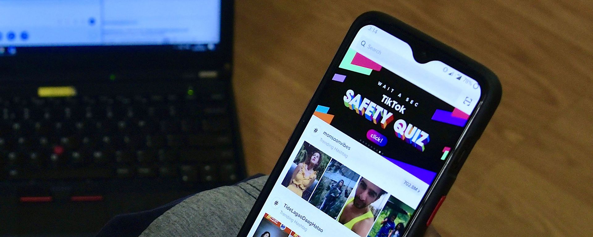 Логотип социальной сети TikTok на экране смартфона - Sputnik Азербайджан, 1920, 07.12.2021