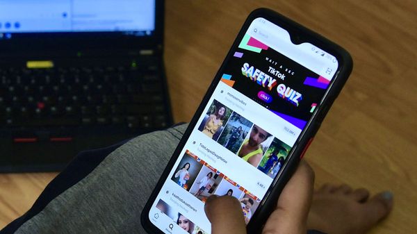 Логотип социальной сети TikTok на экране смартфона - Sputnik Азербайджан