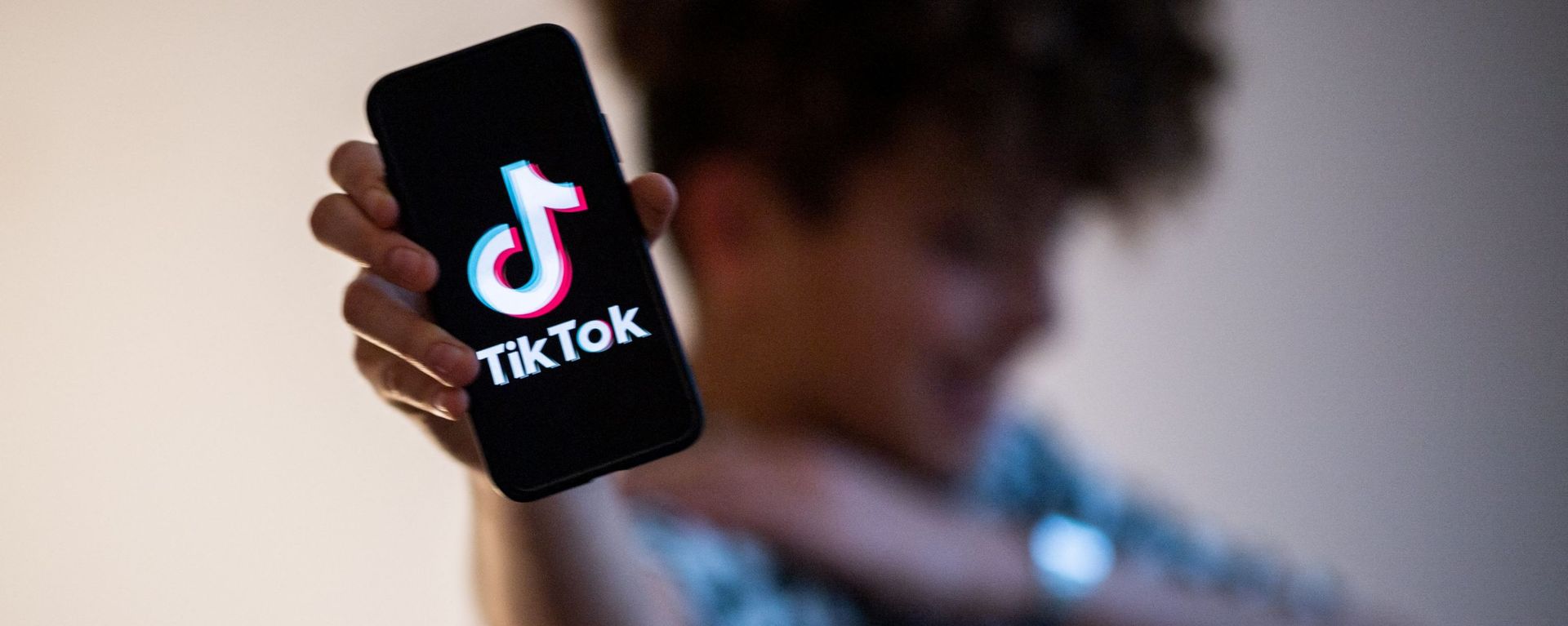 Логотип социальной сети TikTok на экране смартфона - Sputnik Азербайджан, 1920, 29.04.2024