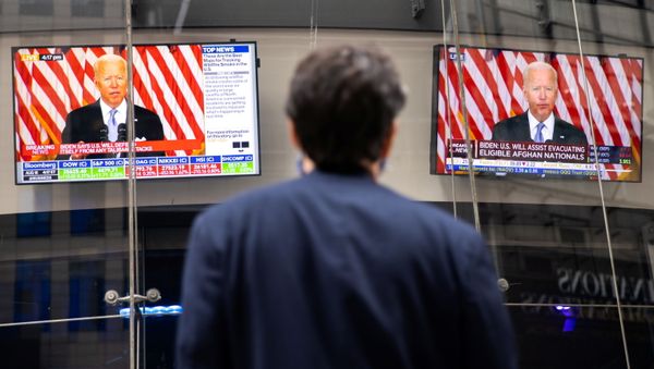Транслирование выступления президента США Джо Байдена с заявлением по ситуации в Афганистане на Таймс-сквер в Нью-Йорке  - Sputnik Азербайджан