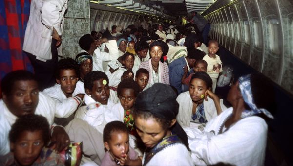 Ethiopian Jews sit on bard of an Israeli Air Force plane on May 25, 1991 - Sputnik Азербайджан