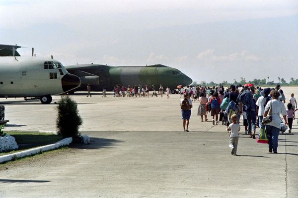 Американские военные выстроились в очередь, чтобы сесть на борт самолета, направляющегося в США, 22 июня 1991 года после эвакуации с американской авиабазы Кларк и военно-морской базы Субик, разрушенных извержением вулкана Пинатубо. - Sputnik Азербайджан
