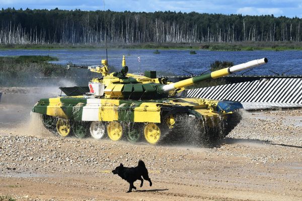 Танк Т-72Б3 команды военнослужащих Киргизии во время соревнований танковых экипажей в рамках конкурса Танковый биатлон-2021 на полигоне Алабино в Подмосковье в рамках VII Армейских международных игр АрМИ-2021. - Sputnik Азербайджан