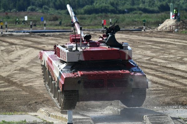 Танк Т-72Б3 команды военнослужащих Китая во время соревнований танковых экипажей в рамках конкурса Танковый биатлон-2021 на полигоне Алабино в Подмосковье в рамках VII Армейских международных игр АрМИ-2021. - Sputnik Азербайджан