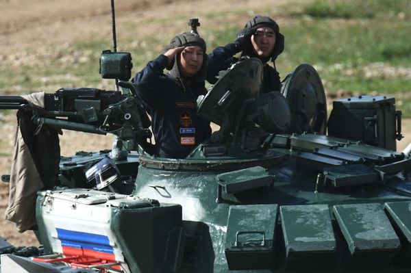 Танковый экипаж военнослужащих России во время соревнований танковых экипажей в рамках конкурса Танковый биатлон-2021 на полигоне Алабино в Подмосковье в рамках VII Армейских международных игр АрМИ-2021. - Sputnik Азербайджан