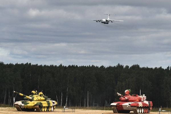 Танки Т-72Б3 команд военнослужащих Узбекистана (слева) и Китая во время соревнований танковых экипажей в рамках конкурса Танковый биатлон-2021 на полигоне Алабино в Подмосковье в рамках VII Армейских международных игр АрМИ-2021. На втором плане – грузовой самолет Ил-76МД. - Sputnik Азербайджан