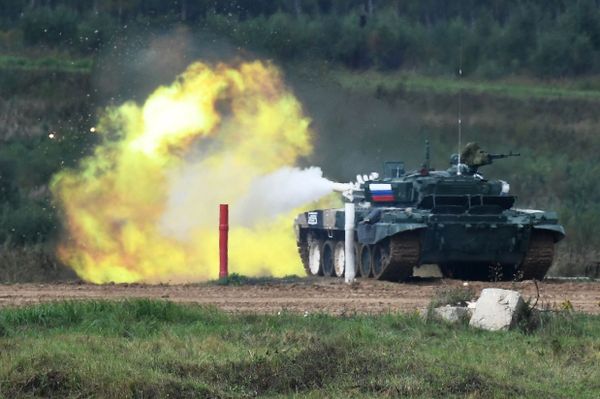 Танк Т-72Б3 команды военнослужащих России на огневом рубеже во время соревнований танковых экипажей в рамках конкурса Танковый биатлон-2021 на полигоне Алабино в Подмосковье в рамках VII Армейских международных игр АрМИ-2021. - Sputnik Азербайджан