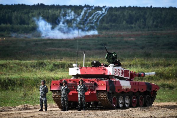 Танковый экипаж военнослужащих Китая во время соревнований танковых экипажей в рамках конкурса Танковый биатлон-2021 на полигоне Алабино в Подмосковье в рамках VII Армейских международных игр АрМИ-2021. - Sputnik Азербайджан