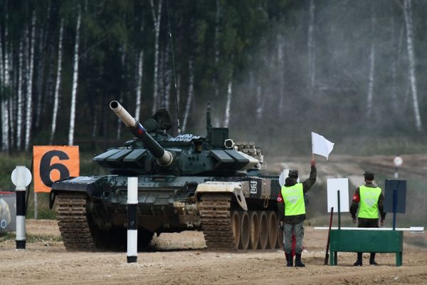 Танк Т-72Б3 команды военнослужащих России во время соревнований танковых экипажей в рамках конкурса Танковый биатлон-2021 на полигоне Алабино в Подмосковье в рамках VII Армейских международных игр АрМИ-2021. - Sputnik Азербайджан