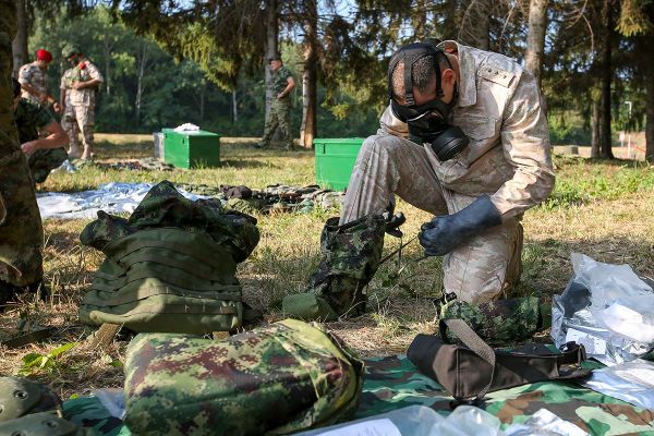 Участники конкурса «Страж порядка» АрМИ-2021 в Сербии получили оружие и экипировку, необходимые для прохождения испытаний. - Sputnik Азербайджан