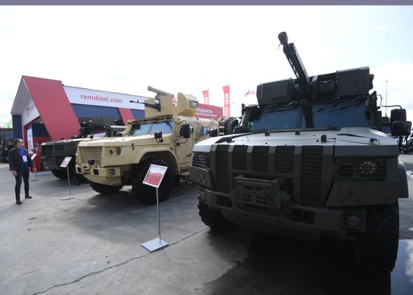 Десантируемый грузопассажирский бронеавтомобиль К-4386 ЗАСН (справа), представленный на открытой экспозиционной площадке Конгрессно-выставочного центра Патриот на Международном форуме АРМИЯ-2021. - Sputnik Азербайджан
