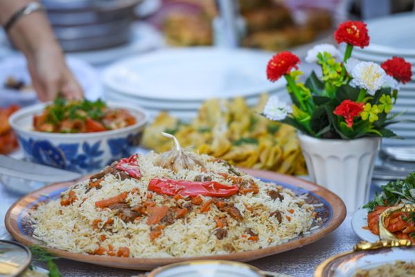 Ну а в самом конце гостей ожидал вкуснейший узбекский плов от шеф-повара посольства. - Sputnik Азербайджан