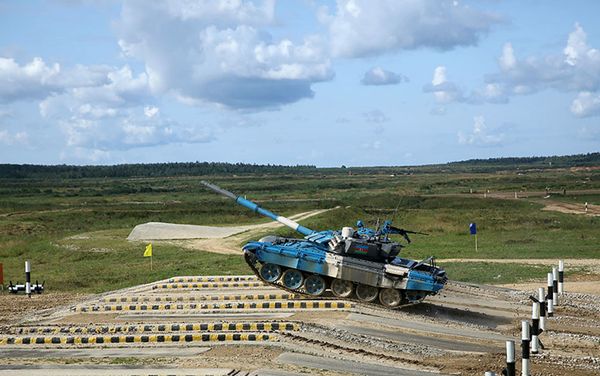 Hərbçilərimiz “Tank biatlonu” müsabiqəsində ilk yarışa başlayıblar - Sputnik Азербайджан