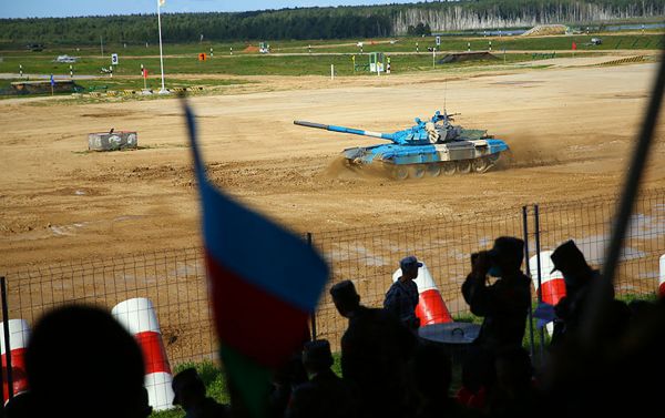 Hərbçilərimiz “Tank biatlonu” müsabiqəsində ilk yarışa başlayıblar - Sputnik Азербайджан