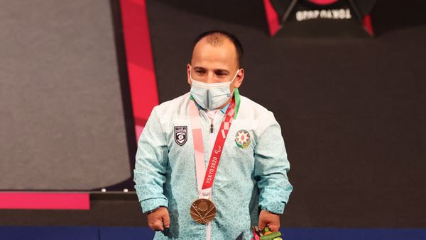 Азербайджанский пауэрлифтер Парвин Мамедов на Паралимпийских играх Токио-2020 - Sputnik Азербайджан