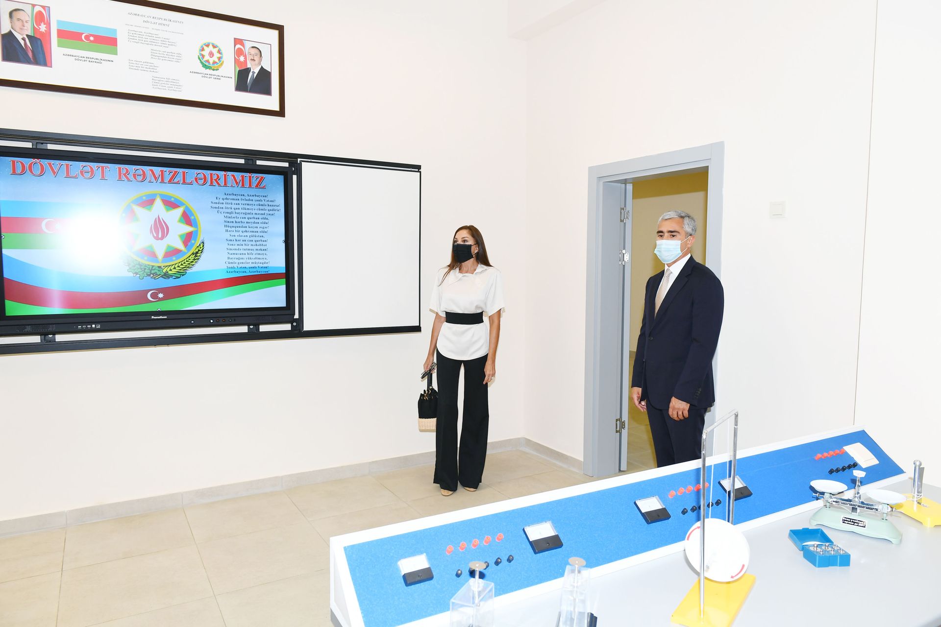 Birinci vitse-prezident Mehriban Əliyeva Xəzər rayonunda yenidən qurulan təhsil və təlim müəssisələrinin açılışında - Sputnik Азербайджан, 1920, 01.10.2021
