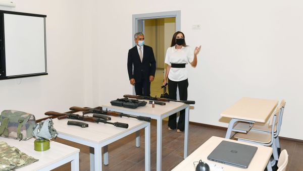 Birinci vitse-prezident Mehriban Əliyeva Xəzər rayonunda yenidən qurulan təhsil və təlim müəssisələrinin açılışında - Sputnik Азербайджан