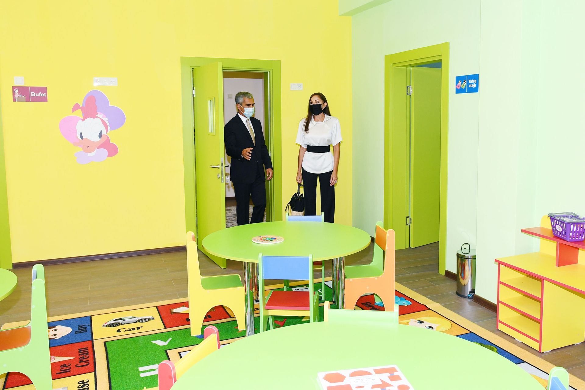 Birinci vitse-prezident Mehriban Əliyeva Xəzər rayonunda yenidən qurulan təhsil və təlim müəssisələrinin açılışında - Sputnik Азербайджан, 1920, 01.10.2021