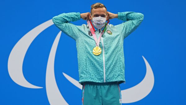 Азербайджанский пловец Роман Салех на церемонии награждения Паралимпийских игр Токио-2020 - Sputnik Азербайджан