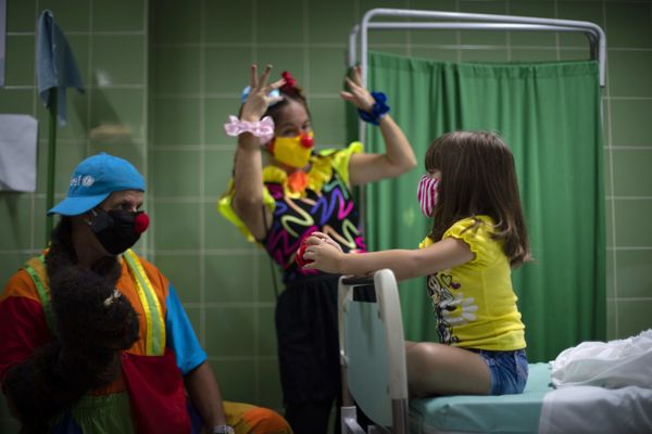 Клоуны развлекают вакцинировавшуюся пациентку в одной из больниц Гаваны, Куба. - Sputnik Азербайджан