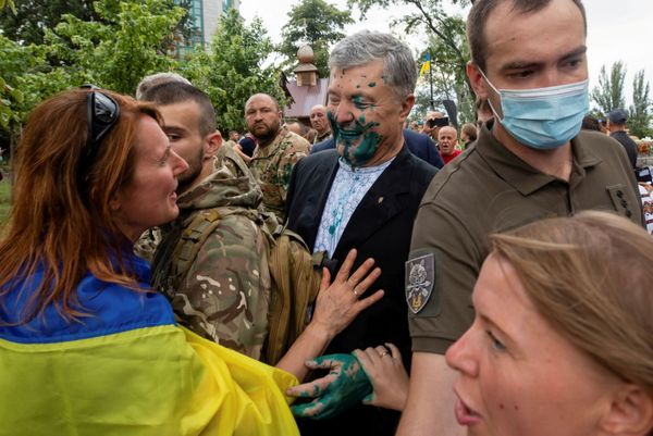 Бывший президент Украины Петр Порошенко, облитый зеленкой во время мероприятия, посвященного Дню независимости в Киеве, Украина. - Sputnik Азербайджан