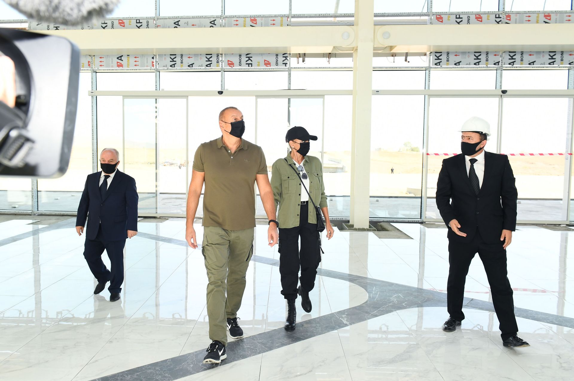 Prezident İlham Əliyev və birinci xanım Mehriban Əliyeva Füzuli Beynəlxalq Hava Limanında görülən işlərlə tanış olublar - Sputnik Азербайджан, 1920, 01.10.2021