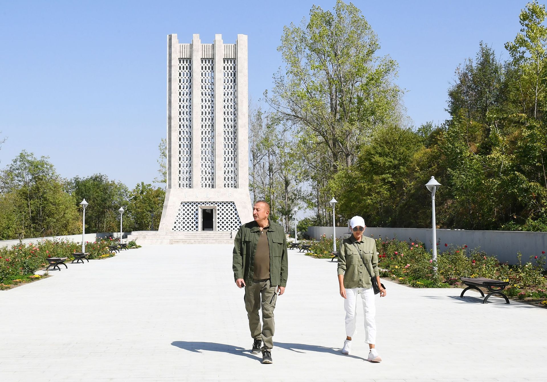 Prezident İlham Əliyev və birinci xanım Mehriban Əliyeva Şuşada Molla Pənah Vaqifin muzey-məqbərə kompleksinin açılış mərasimində  - Sputnik Азербайджан, 1920, 01.10.2021