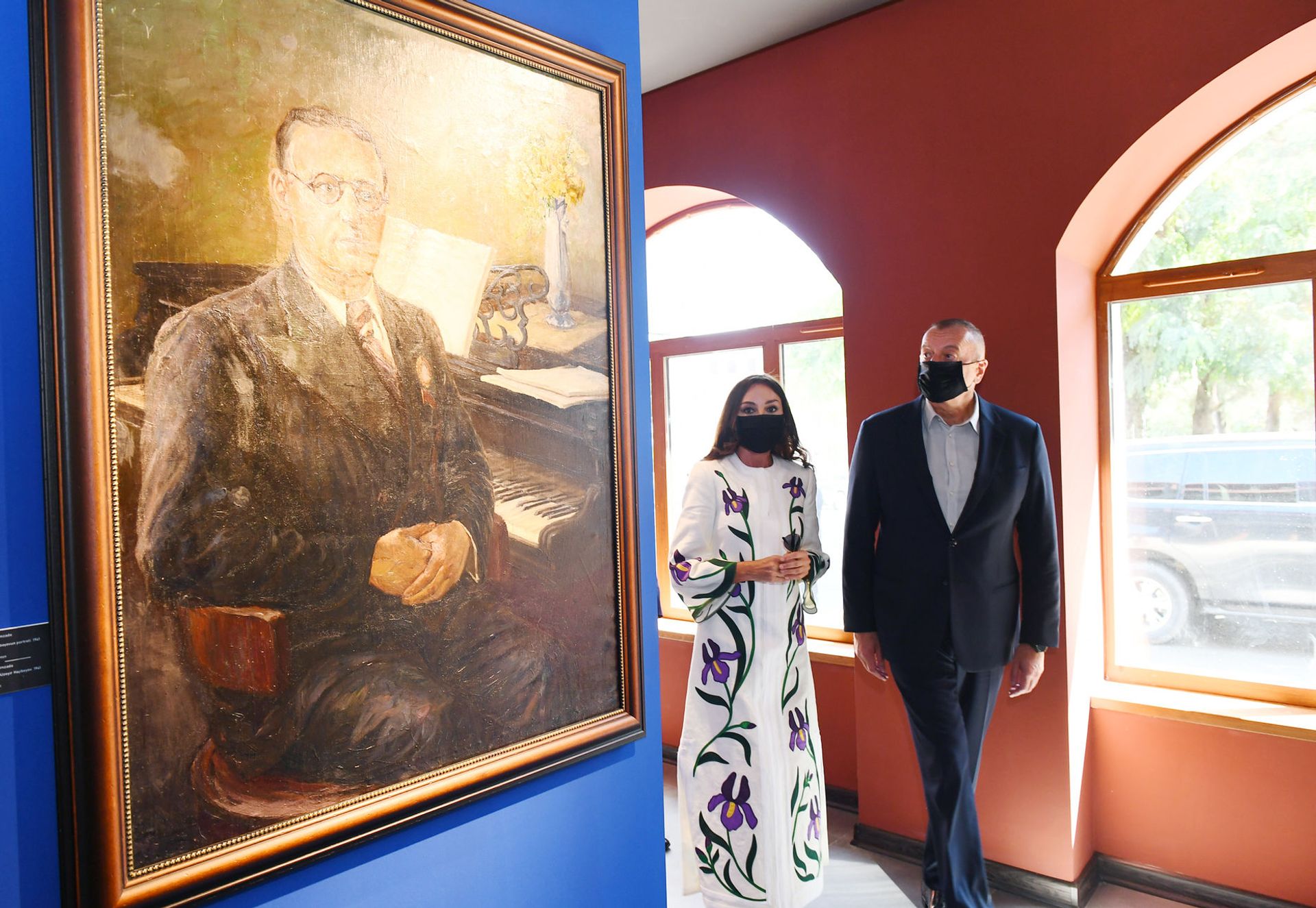 İlham Əliyev və birinci xanım Mehriban Əliyeva Heydər Əliyev Fondu tərəfindən Şuşada təşkil edilən sərgilərlə tanış olublar - Sputnik Азербайджан, 1920, 01.10.2021