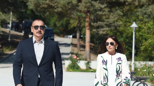 İlham Əliyev və birinci xanım Mehriban Əliyeva Şuşada Vaqif Poeziya Günlərinin açılışında iştirak ediblər - Sputnik Азербайджан