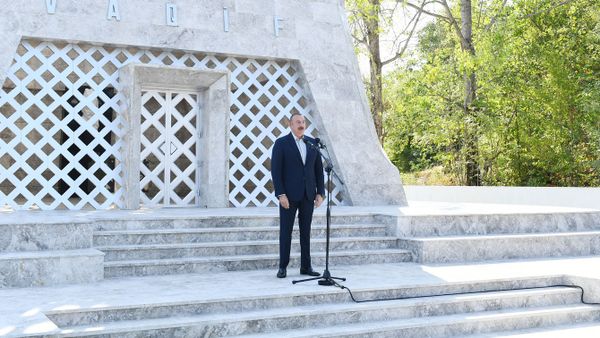 Prezident İlham Əliyev və birinci xanım Mehriban Əliyeva Şuşada Vaqif Poeziya Günlərinin açılışında iştirak ediblər - Sputnik Азербайджан