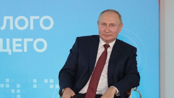 Президент РФ В. Путин провел встречу со школьниками - Sputnik Азербайджан