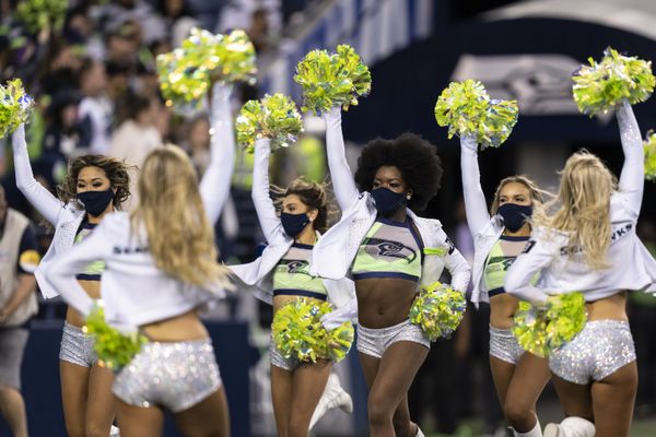 Чирлидеры во время тайм-аута футбольного матча НФЛ между командами Los Angeles Chargers и Seattle Seahawks в Сиэтле. - Sputnik Азербайджан