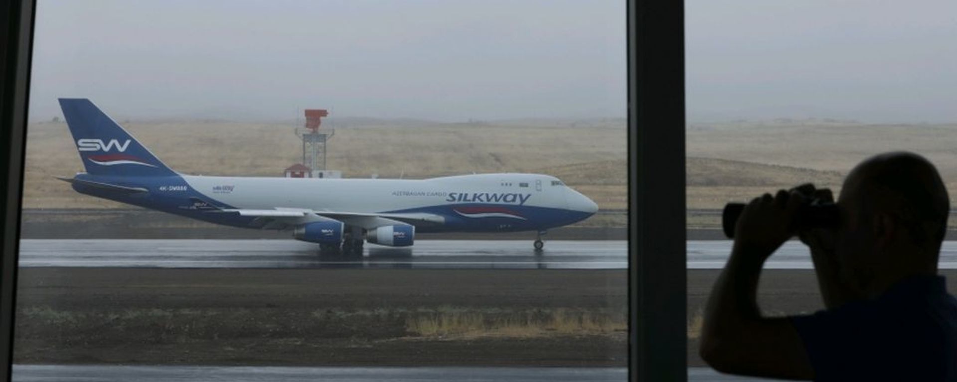 Azərbaycanın Silk Way aviaşirkətinə məxsus ən böyük yük təyyarələrindən biri olan Boeing 747-400 - Sputnik Азербайджан, 1920, 20.05.2023