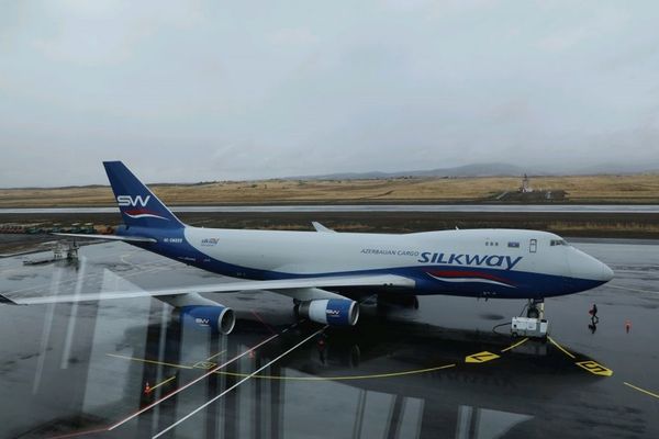Azərbaycanın Silk Way aviaşirkətinə məxsus ən böyük yük təyyarələrindən biri olan Boeing 747-400 - Sputnik Азербайджан