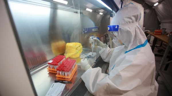 Лаборант, работающий над образцами для тестирования на коронавирус, фото из архива - Sputnik Азербайджан