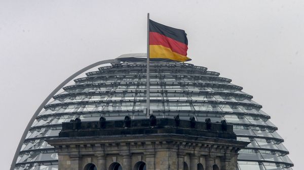 Флаг Германии развевается над Рейхстагом, фото из архива - Sputnik Азербайджан