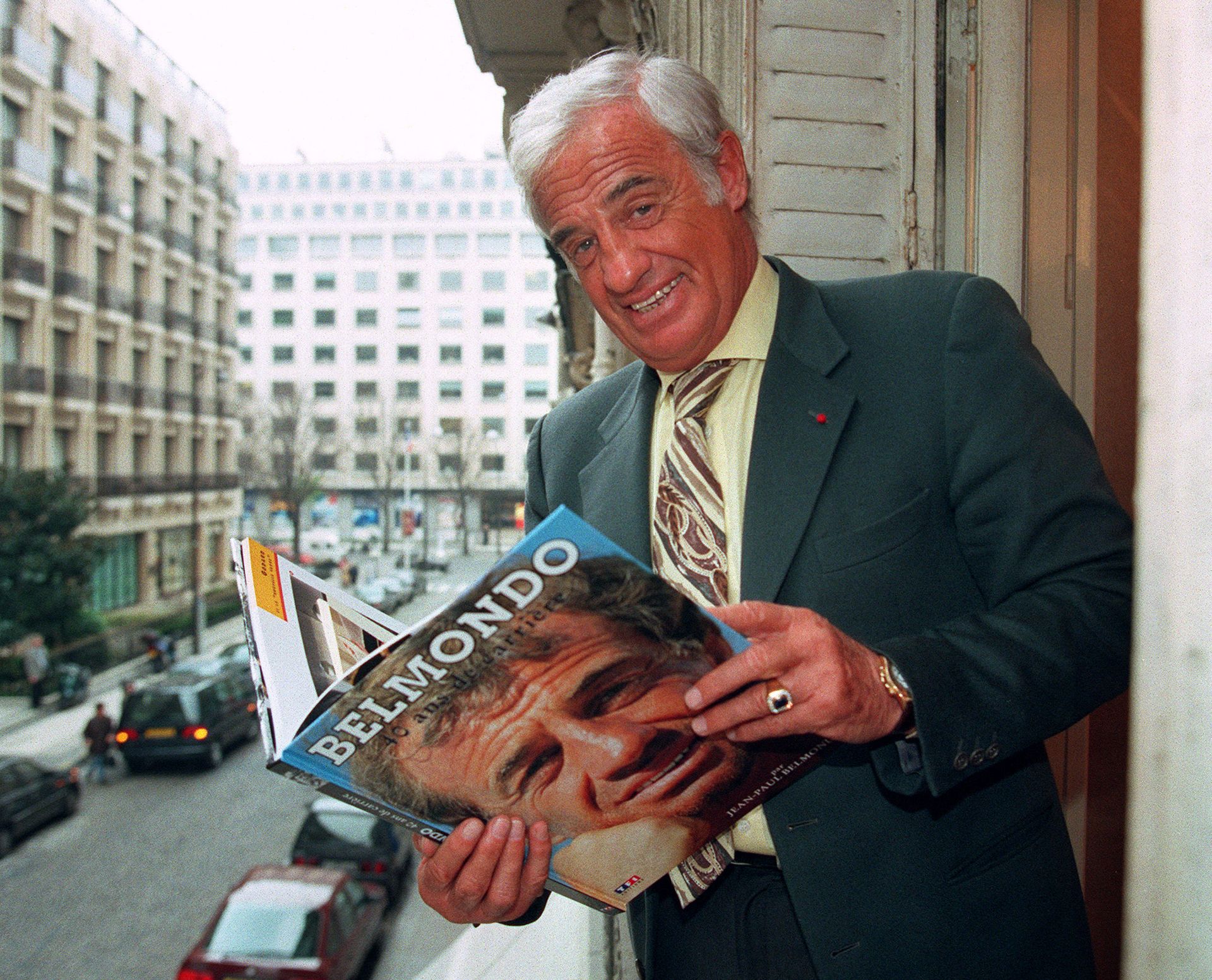 Актер Жан-Поль Бельмондо с книгой о себе, 1996 год - Sputnik Азербайджан, 1920, 01.10.2021
