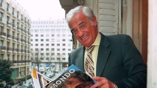 Актер Жан-Поль Бельмондо с книгой о себе, 1996 год - Sputnik Азербайджан