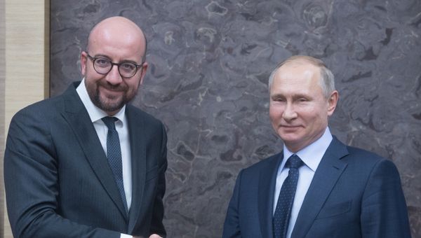 Президент РФ Владимир Путин и глава Евросовета Шарль Мишель (слева), фото из архива - Sputnik Азербайджан