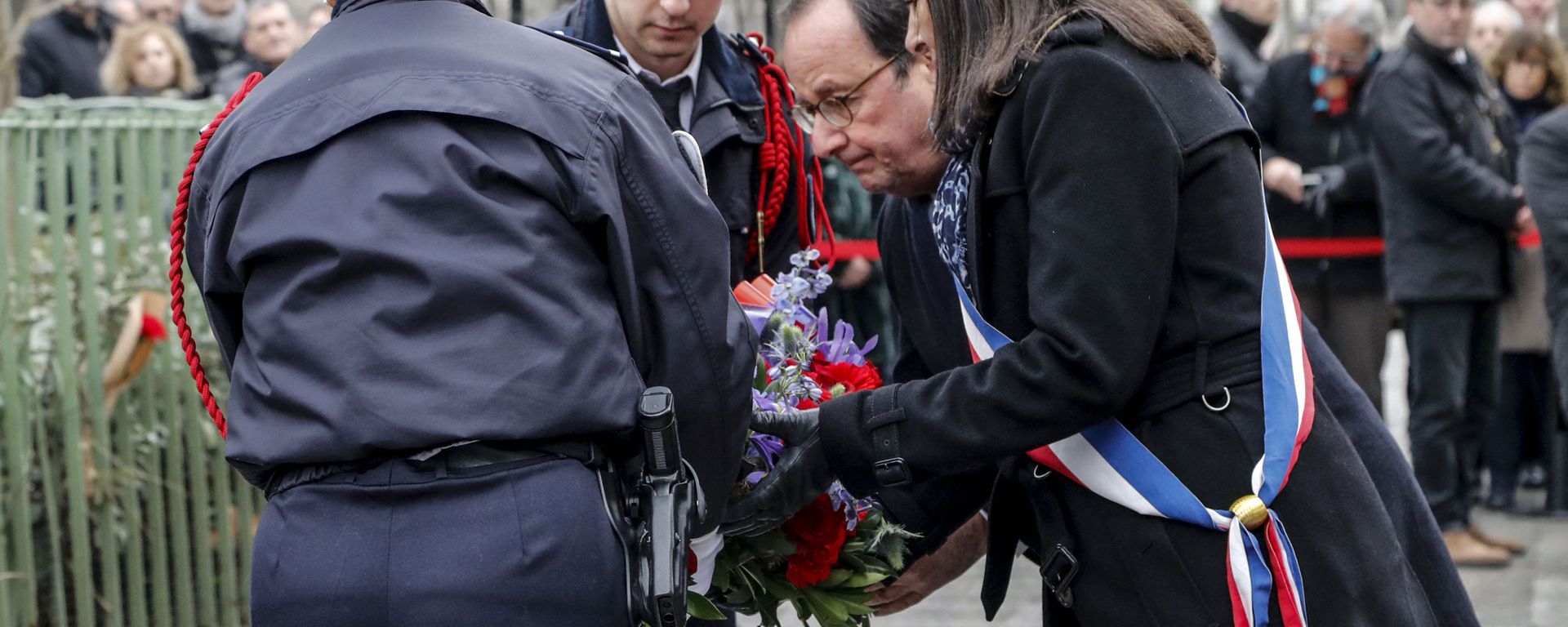 Франсуа Олланд во время церемонии возложения цветов и венков в память о жертвах терактов в Париже - Sputnik Азербайджан, 1920, 08.09.2021