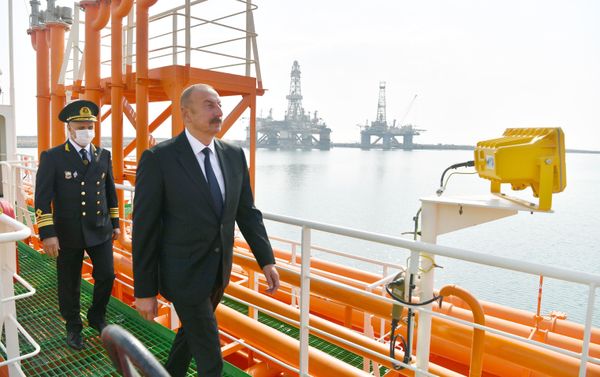 Prezident İlham Əliyev “Kəlbəcər” neftdaşıyan tankerin istismara verilməsi mərasimində - Sputnik Азербайджан