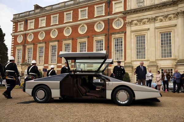Концепт-кар Aston Martin Bulldog 1979 года во время презентации в Великобритании. - Sputnik Азербайджан