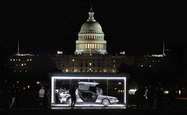 Автомобиль DeLorean DMC-12 из кинотрилогии Назад в будущее на выставке в Вашингтоне, США. - Sputnik Азербайджан