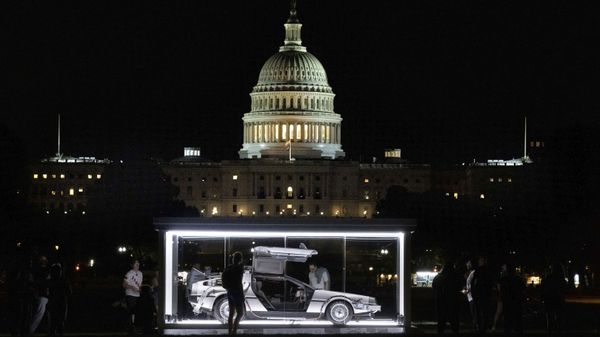 Автомобиль DeLorean DMC-12 из кинотрилогии «Назад в будущее» на выставке в Вашингтоне, США - Sputnik Азербайджан