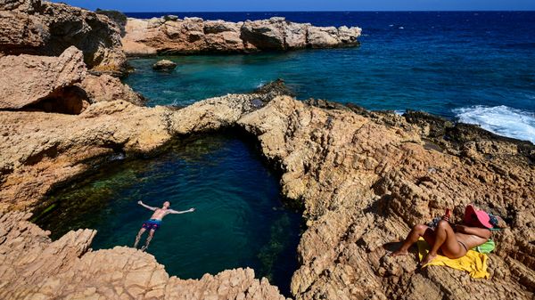 Люди наслаждаются морем на небольшом острове Куфониси в Эгейском море в Кикладах - Sputnik Азербайджан