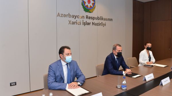 Azərbaycan Respublikasının xarici işlər naziri Ceyhun Bayramov Türkiyə Respublikasının xarici işlər nazirinin müavini Faruk Kaymakcının rəhbərliik etdiyi nümayəndə heyətini qəbul edib - Sputnik Азербайджан
