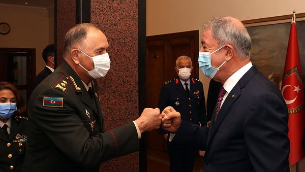Заместитель министра обороны Азербайджанской Республики - начальник Генерального штаба Азербайджанской Армии генерал-лейтенант Керим Велиев встретился с министром национальной обороны Турецкой Республики Хулуси Акаром и начальником Генерального штаба генералом армии Яшаром Гюлером - Sputnik Азербайджан