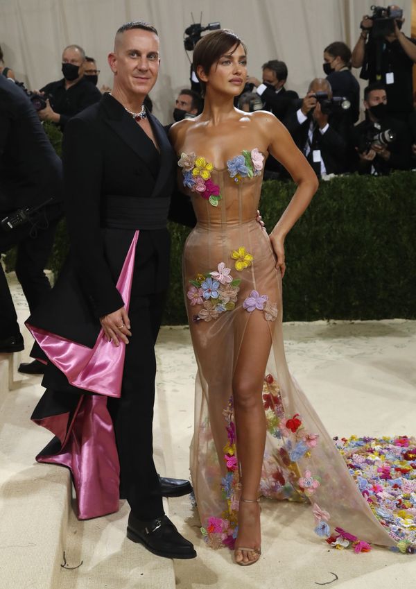 Джереми Скотт и Ирина Шейк на Met Gala 2021 в Нью-Йорке. - Sputnik Азербайджан