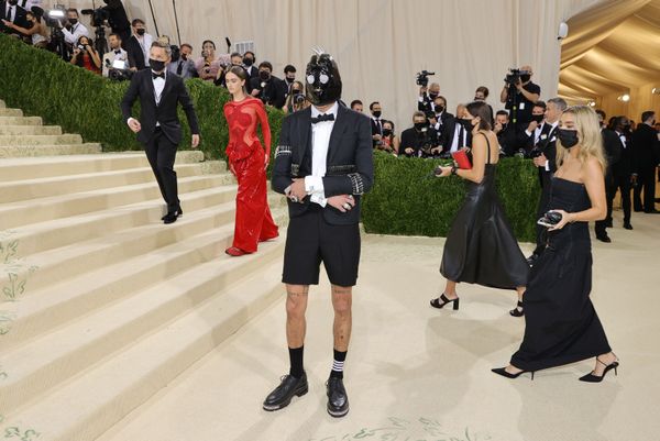 Эван Мок на Met Gala 2021 в Нью-Йорке. - Sputnik Азербайджан